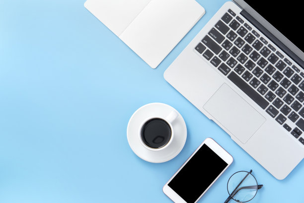 经营理念，在工作时间放松，喝咖啡，在干净的浅蓝色办公桌上休息，复印空间，平躺，俯视图，模型图片下载