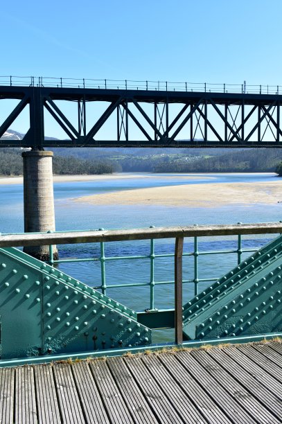 有新旧火车桥的海滩。O Barqueiro,西班牙。图片下载