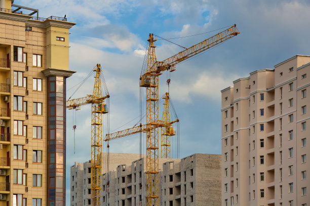 工地用起重机，城市背景图片下载