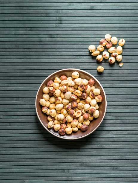 健康的食物背景图片近距离榛子。杯盘上的坚果纹理俯视图图片下载