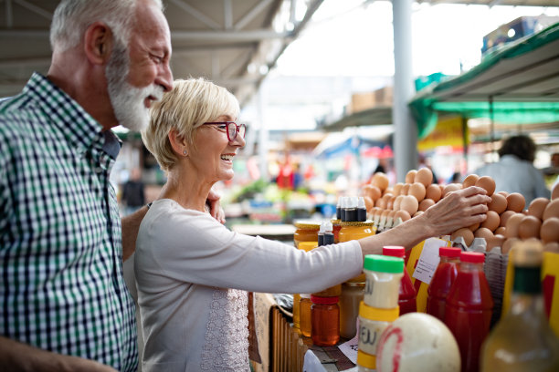 高级购物夫妇与篮子在市场。健康的饮食习惯。图片下载