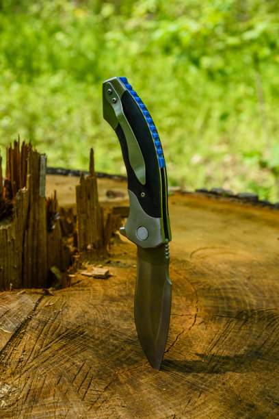 折刀卡在老树干上图片下载