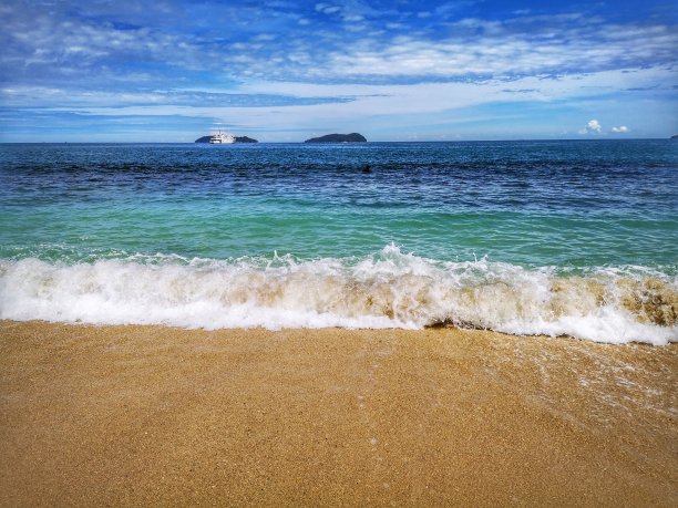 沙巴州沙滩上美丽的天蓝色。图片下载