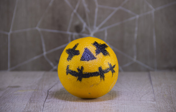 万圣节的南瓜灯，在木制的背景上挂着蜘蛛网。图片下载