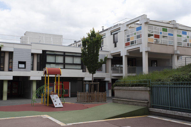 法国一所学校的建筑图片下载