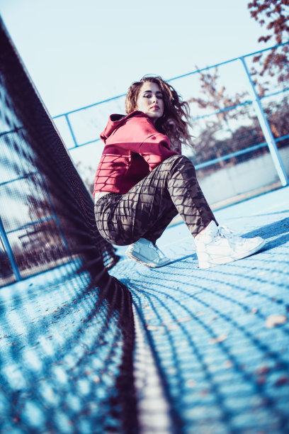 女舞者享受舞蹈锻炼图片下载