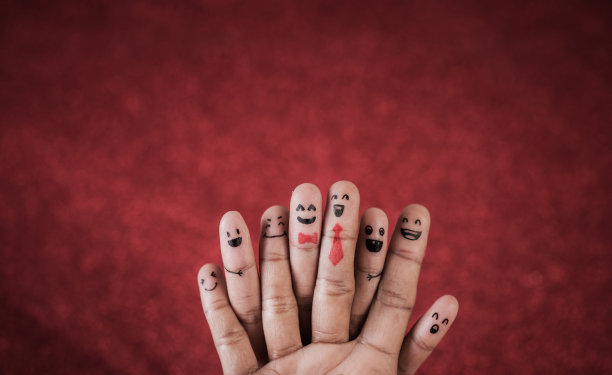 红色背景上带着情感的手指图片下载