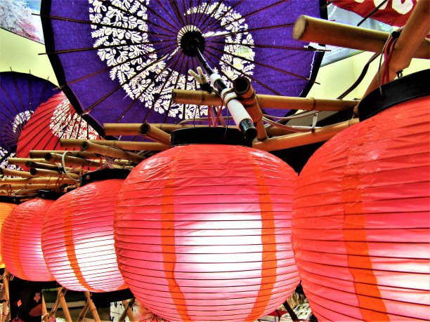 日本纸灯笼和纸伞图片下载