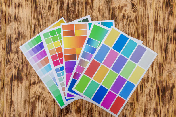 木桌上的彩色纸张取样器。图片下载