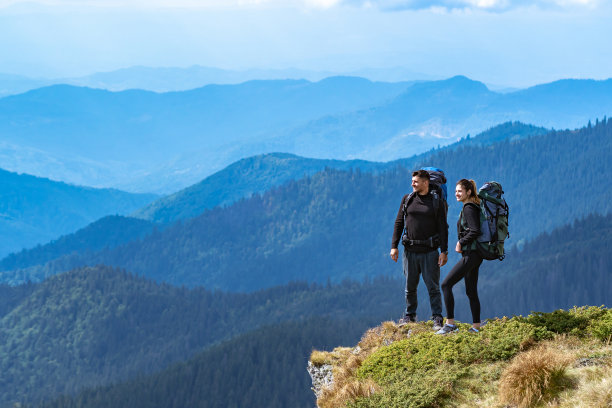 这对幸福的夫妇站在悬崖上图片下载