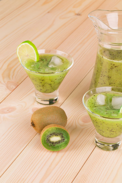 猕猴桃汁和猕猴桃。图片下载