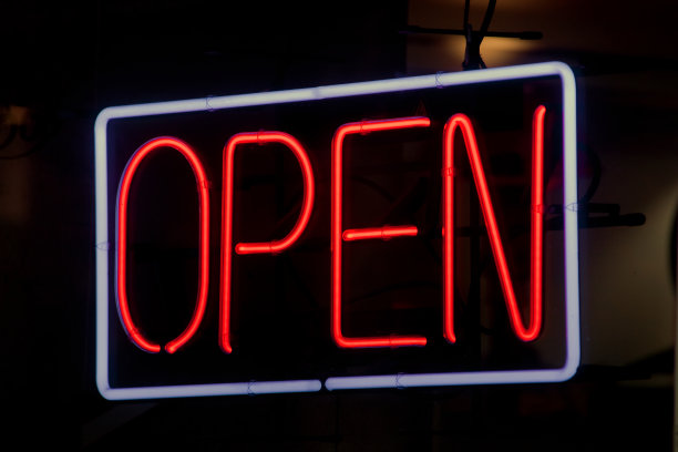 开放的霓虹灯。图片下载