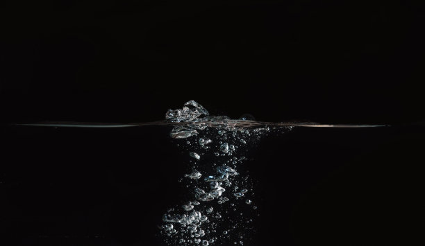 黑色背景上的孤立水泡特写。水下气泡，水面背景，适合合成到您的照片中。图片下载