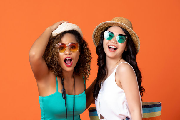 喜出望外的异族女性朋友在夏季休闲服装图片下载