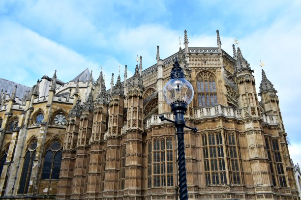 威斯敏斯特大教堂。有街灯的侧视图。伦敦,英国。图片下载