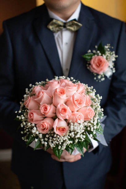 新郎手持花束图片下载