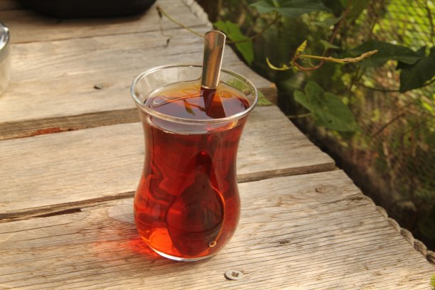 火鸡桌上有一杯茶和一块蛋糕图片下载