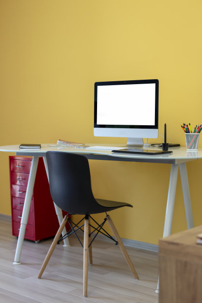 创造性的工作空间在办公室-电脑书桌与彩色笔和画板图片下载