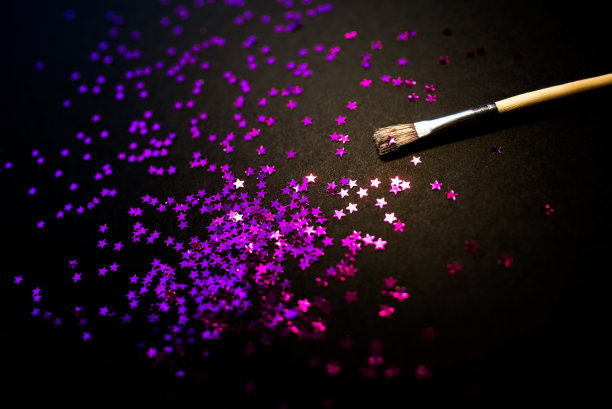 黑色背景上的亮粉色星星图片下载