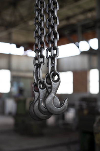 工厂桥式吊车。黑色钢链和挂钩图片下载