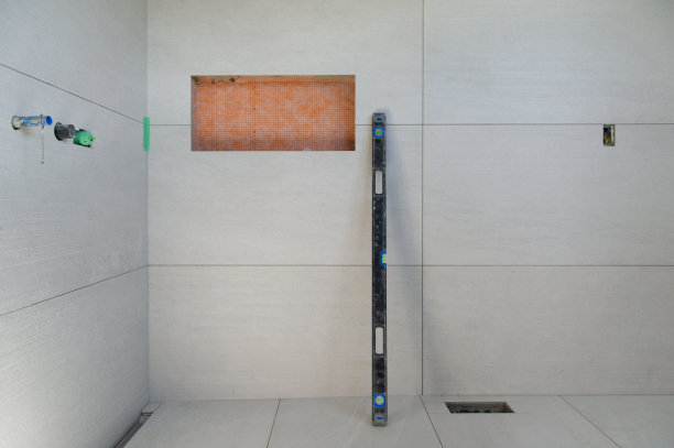 水平工具上的瓷砖浴室安装图片下载