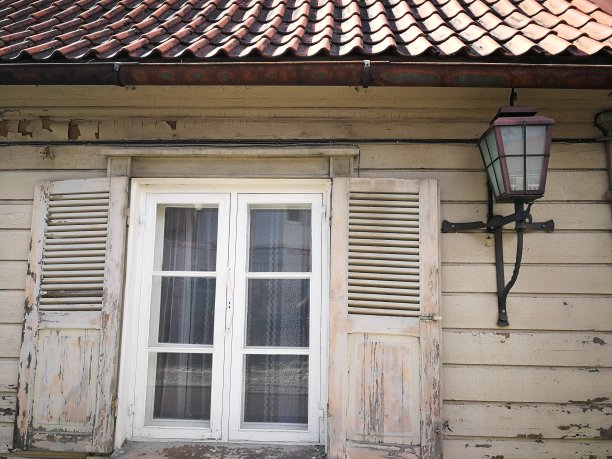 木屋里的旧窗户图片下载