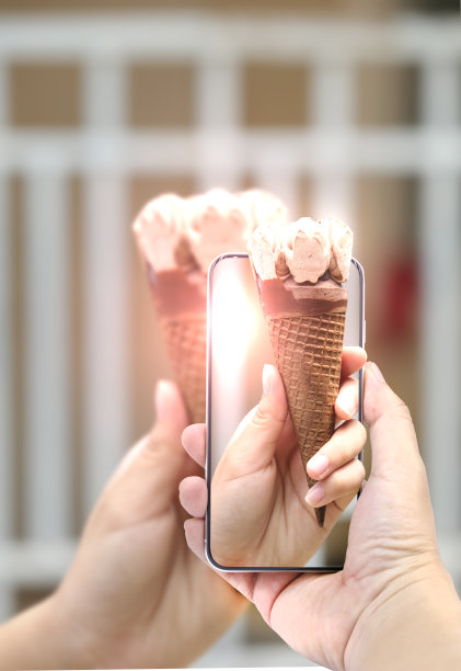 用智能手机给冰淇淋拍照图片下载
