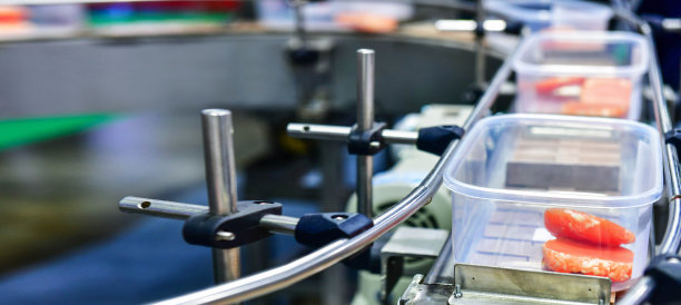 新鲜的生牛肉在盒子中通过自动输送系统传输图片下载