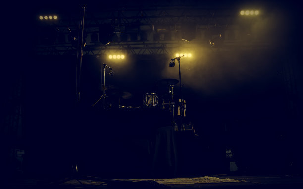 在音乐会的舞台上图片下载