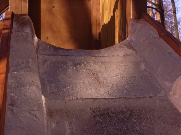 公园里冬天用来下山的木制滑梯图片下载