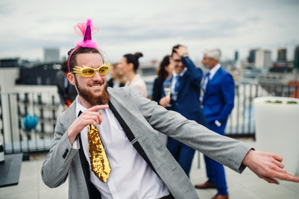 一群兴高采烈的商人在城市的屋顶露台上举行户外聚会。图片下载