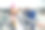 一群兴高采烈的商人在城市的屋顶露台上举行户外聚会。图片下载