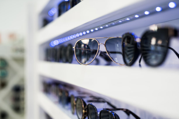 商店里的女士太阳镜。图片下载