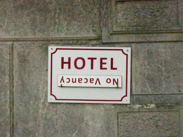 一家旧旅馆墙上的空缺牌图片下载