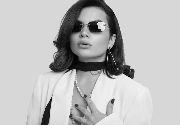 漂亮优雅的黑发女子，穿着时尚的白色套装图片下载