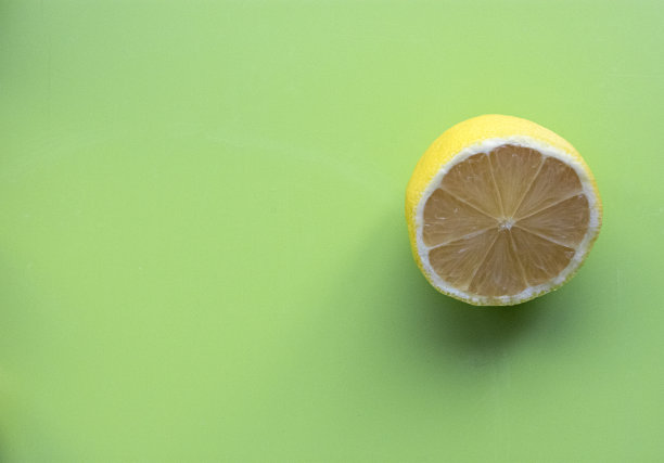 柠檬片在柔和的绿色背景与复制空间图片下载