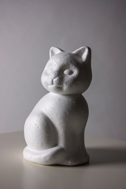 在工作室灯光设置中摆造型的塑料猫图片下载