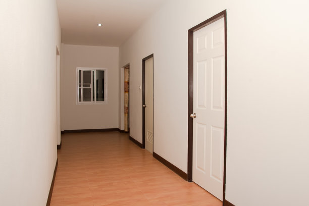 新房子的室内设计与白墙一扇门和窗户，木棕色，家作为建筑施工建筑室内。图片下载