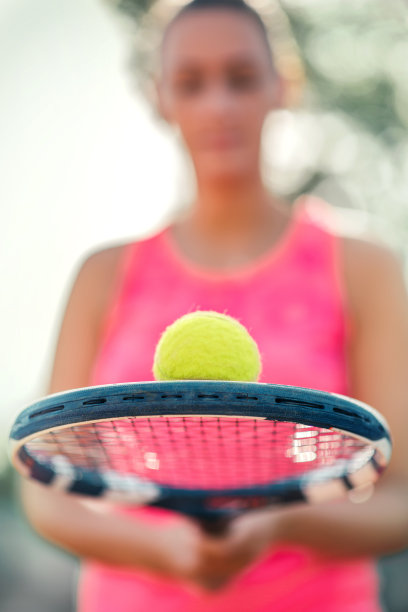 网球场上的女人。图片下载