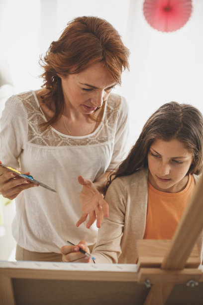 上美术课的女孩图片下载