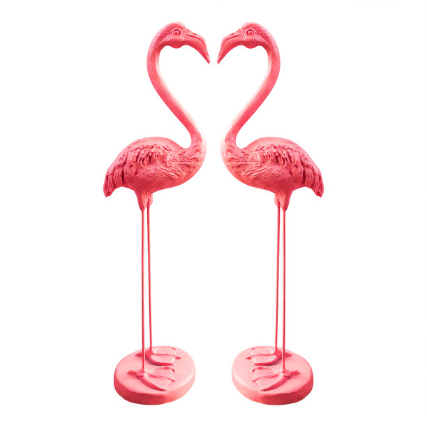 粉红色的火烈鸟雕像孤立在白色的背景上。喜爱鸟类装饰花园。(剪切路径)图片下载