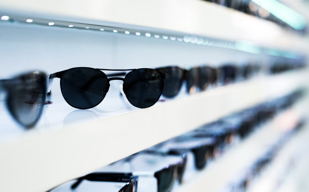 商店里的女士太阳镜。图片下载