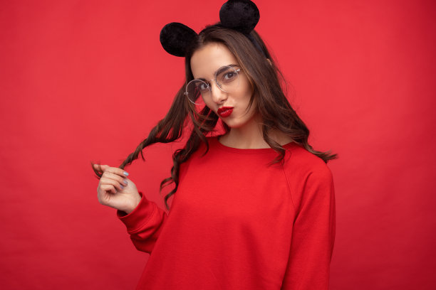 有老鼠耳朵的轻浮聪明女孩图片下载