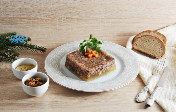 牛肉果冻。这是一道俄罗斯菜，叫做"深盘"下一杯加芥末，几片面包，餐具。图片下载