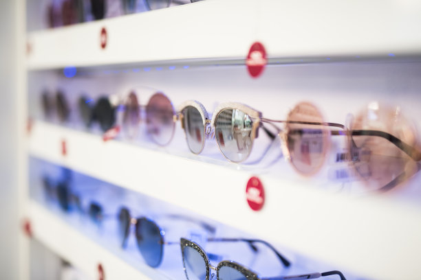 商店里的女士太阳镜。图片下载