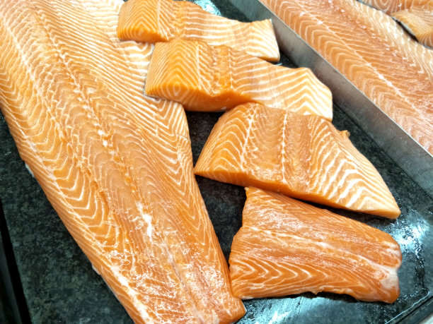 超市出售的三文鱼片。图片下载