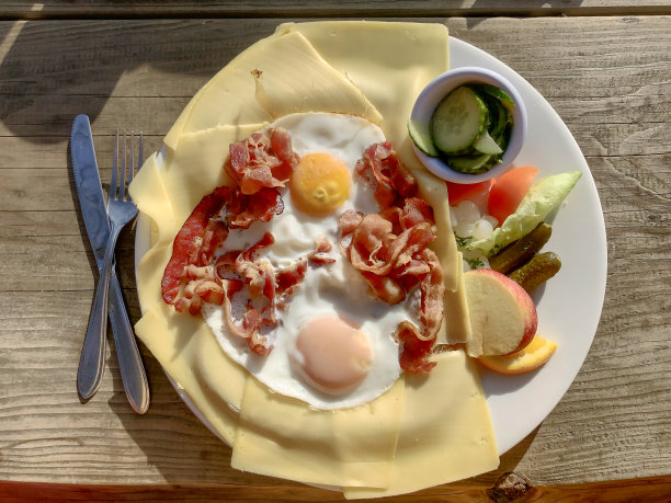 俯视图上的一盘培根和鸡蛋图片下载