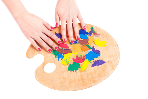 调色板与油漆和女性的手孤立在白色的背景。图片下载