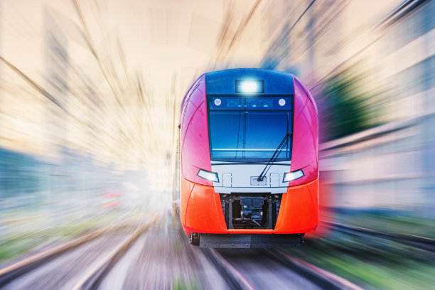 日落时分，旅客列车行驶得很快。图片下载