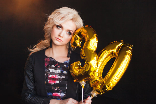 年轻美丽的女人在她的生日上很悲伤。迷人的金发女郎因为年龄而哭泣图片下载